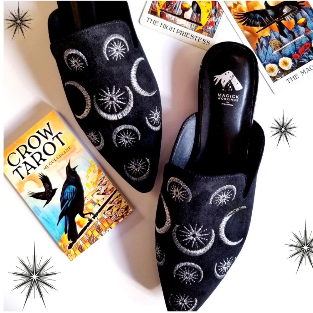 EMBROIDERED HECATE TRIPLE MOON + STAR MULES Narrow women’s 9 narrow
